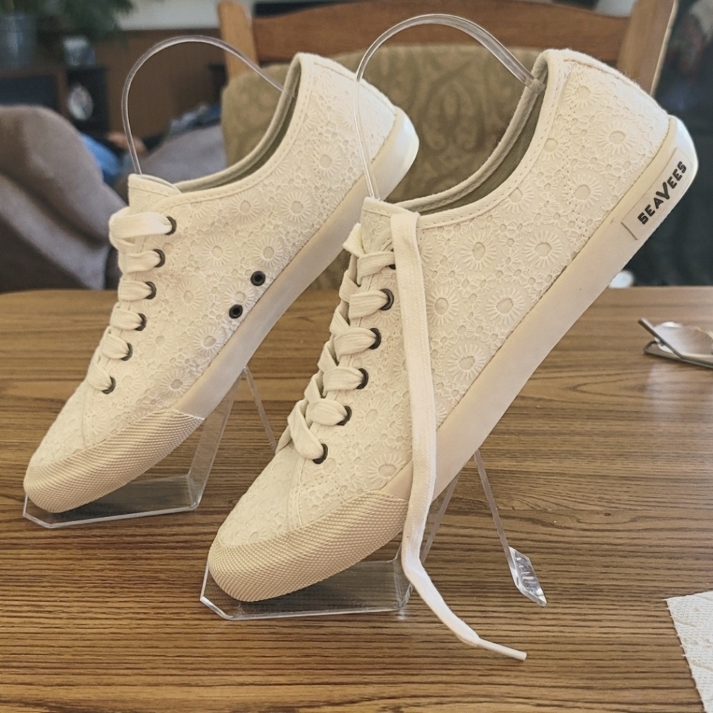Womens size 11 seaVees Monterey sneakers.